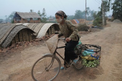 Đeo khẩu trang đi ngủ vì bị lò gạch 